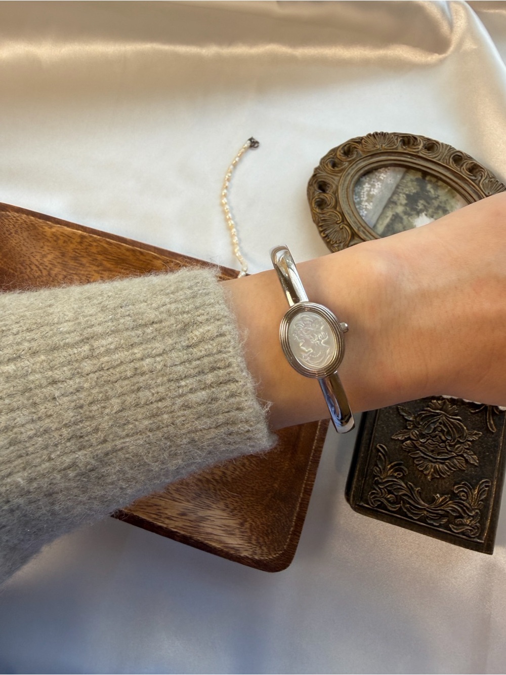 Rarely Find Mario Valentino Silver Tone Mother-of-Pearl Cameo Bracelet - Picture 3 of 3